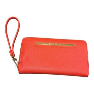 🧡 5 for $25 🧡 STEVE MADDEN Coral Wristlet Wallet